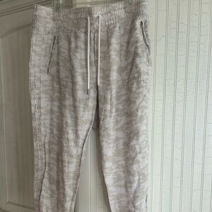 Athleta Women’s Cabo linen jogger light camo